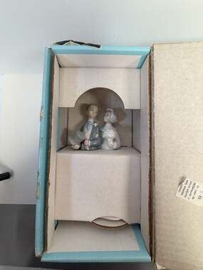 Lladro Porcelain Figurine No. 4808 Boda de Antaño Wedding Couple